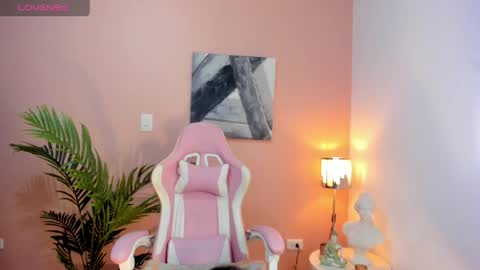 Snapshot of hannamiller_1 chatting on April 4, 1:48 am Hanna Miller online show from April 4, 1:48 am