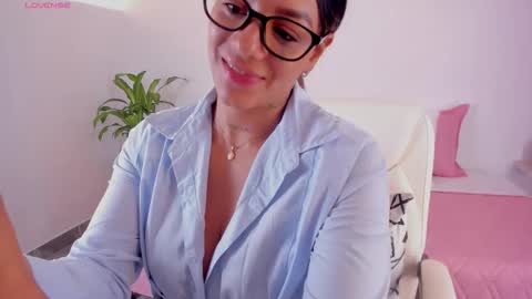 Hanna Williams  online show from November 28, 8:55 pm