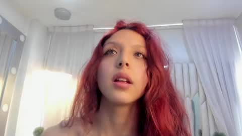 Hanni  online show from February 16, 2:21 pm