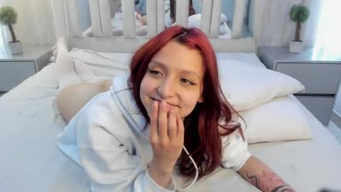 Hanni  online show from February 25, 5:04 pm
