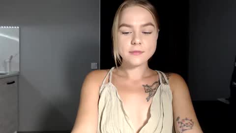 happy_fox_ online show from September 10, 7:47 pm