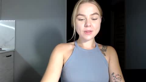 happy_fox_ online show from October 1, 9:43 pm