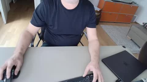 Snapshot of happybugger chatting on April 3, 8:12 am Cum for you online show from April 3, 8:12 am