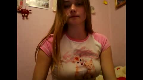 happyemily  online show from March 12, 9:21 pm