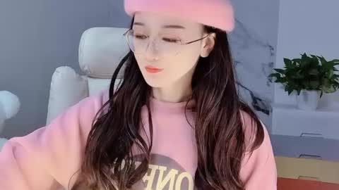 Snapshot of happysweetie168 chatting on December 10, 2:27 am Daisy online show from December 10, 2:27 am