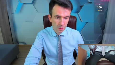 Snapshot of hard_and_juici chatting on April 6, 10:27 am Steve online show from April 6, 10:27 am