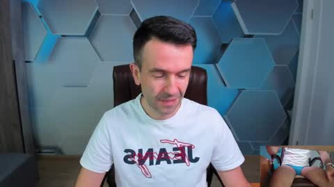 Snapshot of hard_and_juici chatting on April 20, 7:44 am Steve online show from April 20, 7:44 am