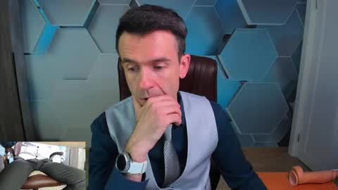 Snapshot of hard_and_juici chatting on April 30, 10:10 am Steve online show from April 30, 10:10 am