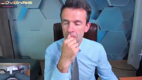 Snapshot of hard_and_juici chatting on August 2, 3:49 am Steve online show from August 2, 3:49 am