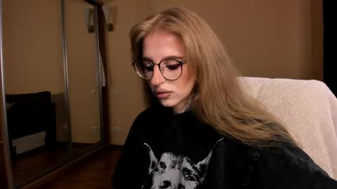 Snapshot of harley_kimm chatting on April 15, 5:25 am Julia online show from April 15, 5:25 am
