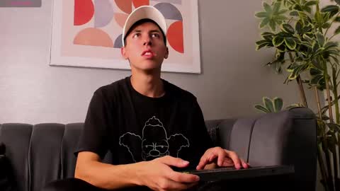   H  K   online show from September 25, 1:37 pm