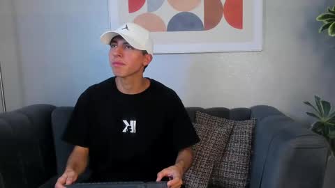   H  K   online show from September 26, 1:26 pm