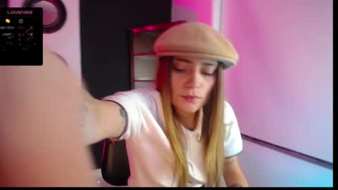 Snapshot of hat_girl chatting on January 13, 11:38 pm Nicole online show from January 13, 11:38 pm
