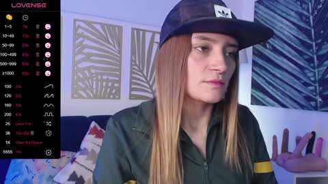 Snapshot of hat_girl chatting on January 20, 9:01 pm Nicole online show from January 20, 9:01 pm