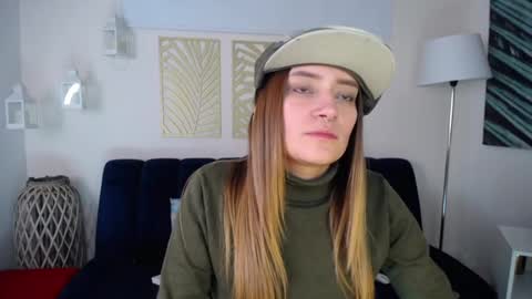 Snapshot of hat_girl chatting on February 1, 3:41 am Nicole online show from February 1, 3:41 am