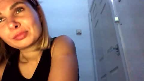 Snapshot of hayle_emmie chatting on October 18, 12:57 am Hayle online show from October 18, 12:57 am