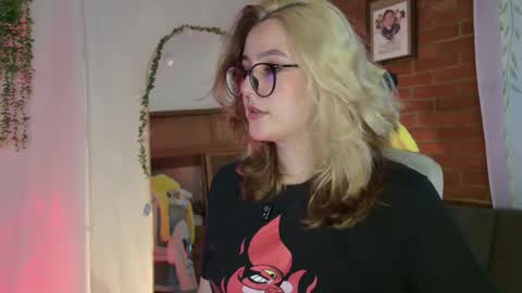 Snapshot of hazelbrownn23 chatting on March 1, 11:07 pm Hazel Brown online show from March 1, 11:07 pm