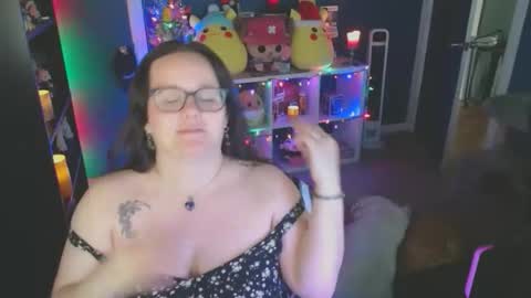 Snapshot of hazeyviolet333 chatting on December 3, 6:50 pm HazeyViolet333 online show from December 3, 6:50 pm