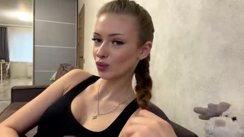 Mona online show from December 4, 9:18 am