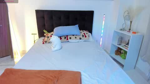 Amandabelk online show from January 1, 1:37 am