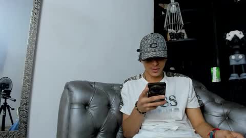 Snapshot of heellboy_ chatting on November 28, 3:20 am heellboy_ online show from November 28, 3:20 am