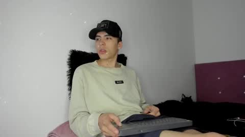 Snapshot of heellboy_ chatting on March 22, 2:59 am heellboy_ online show from March 22, 2:59 am