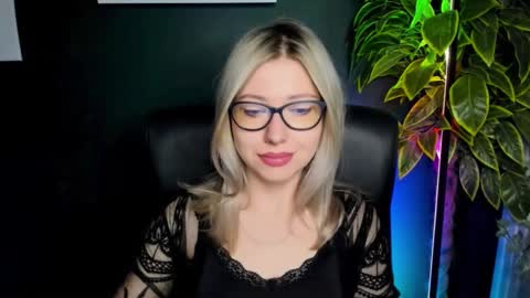 Snapshot of heidi_pleasure chatting on September 24, 4:27 am Heidi online show from September 24, 4:27 am