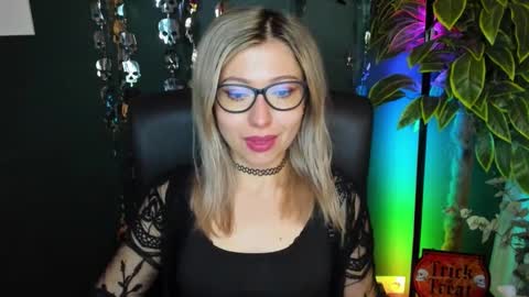 Snapshot of heidi_pleasure chatting on November 3, 5:20 am Heidi online show from November 3, 5:20 am