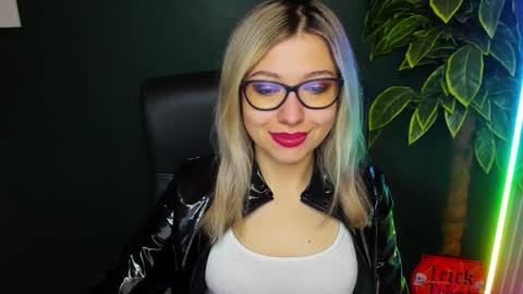 Snapshot of heidi_pleasure chatting on November 12, 5:30 am Heidi online show from November 12, 5:30 am