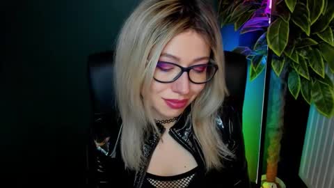 Snapshot of heidi_pleasure chatting on November 28, 5:54 am Heidi online show from November 28, 5:54 am