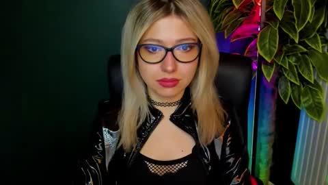 Snapshot of heidi_pleasure chatting on November 29, 1:36 pm Heidi online show from November 29, 1:36 pm