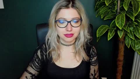 Snapshot of heidi_pleasure chatting on December 2, 5:35 am Heidi online show from December 2, 5:35 am