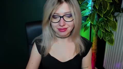 Snapshot of heidi_pleasure chatting on December 3, 5:37 am Heidi online show from December 3, 5:37 am