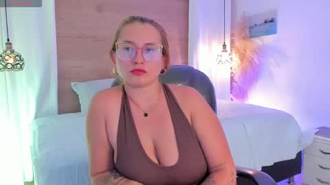Snapshot of heidishayk chatting on April 21, 7:17 pm ANTARA REY online show from April 21, 7:17 pm