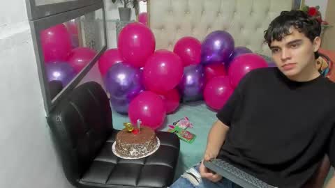 Snapshot of heiker_ chatting on October 16, 3:29 am heiker_ online show from October 16, 3:29 am