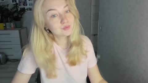 Snapshot of helen_angel_girl chatting on October 18, 5:10 am Helen sven online show from October 18, 5:10 am