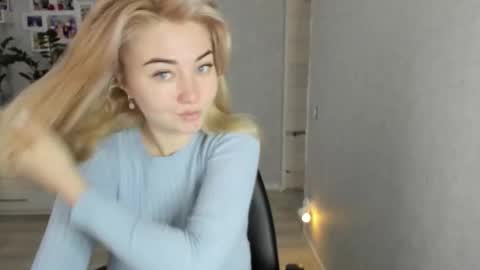 Snapshot of helen_angel_girl chatting on December 3, 8:12 am Helen sven online show from December 3, 8:12 am