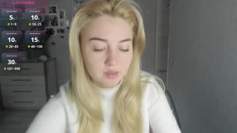 Snapshot of helen_angel_girl chatting on December 15, 6:28 am Helen sven online show from December 15, 6:28 am