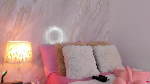 Helena Santos  online show from May 18, 1:28 pm