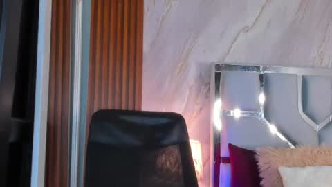 Helena Santos  online show from July 11, 10:40 am