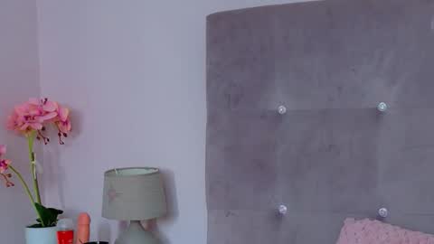 Snapshot of helenceccile chatting on February 25, 6:01 am Helen online show from February 25, 6:01 am