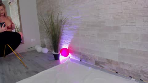 Snapshot of helenceccile chatting on March 13, 6:20 am Helen online show from March 13, 6:20 am