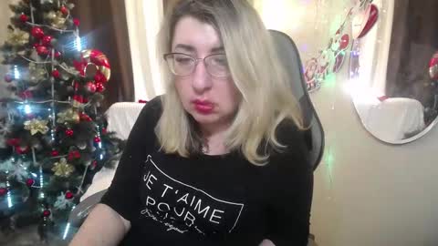Snapshot of helenenigma chatting on January 8, 4:34 am helenenigma online show from January 8, 4:34 am