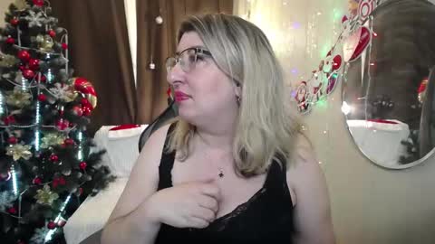 Snapshot of helenenigma chatting on January 20, 4:43 am helenenigma online show from January 20, 4:43 am