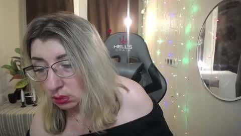 Snapshot of helenenigma chatting on January 25, 2:15 am helenenigma online show from January 25, 2:15 am
