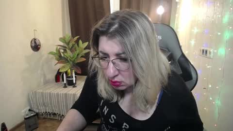 Snapshot of helenenigma chatting on January 29, 5:30 am helenenigma online show from January 29, 5:30 am