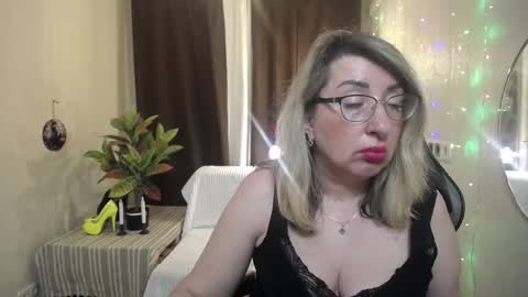 Snapshot of helenenigma chatting on January 30, 2:06 am helenenigma online show from January 30, 2:06 am