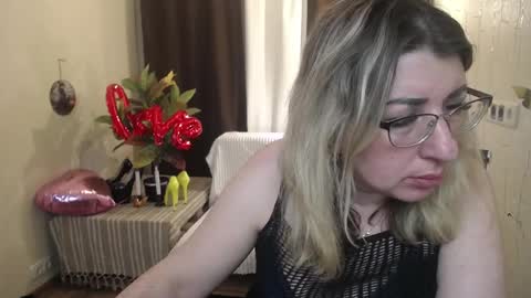 Snapshot of helenenigma chatting on February 19, 10:42 pm helenenigma online show from February 19, 10:42 pm