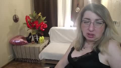 Snapshot of helenenigma chatting on February 21, 1:33 am helenenigma online show from February 21, 1:33 am