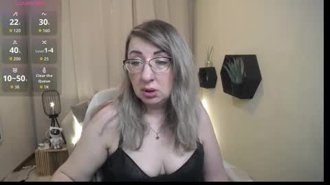 helenenigma online show from February 26, 7:35 pm